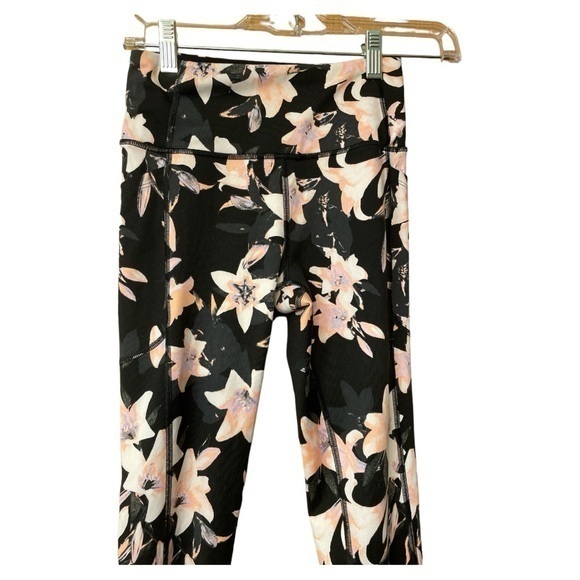 Victoria’s Secret Incredible Essential Leggings Floral Side Pocket Black Size 2 - Picture 2 of 10